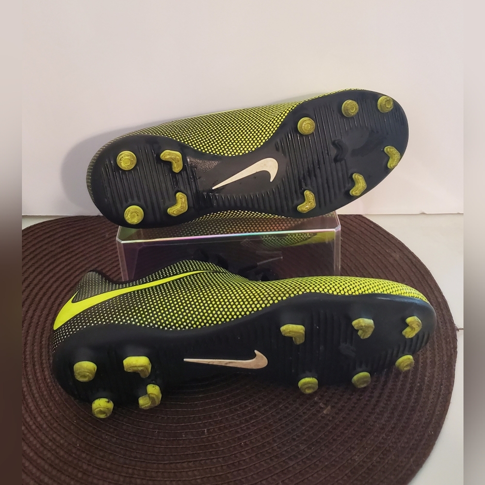 Nike Kids Shoes in Black and Yellow - Picture 3 of 7